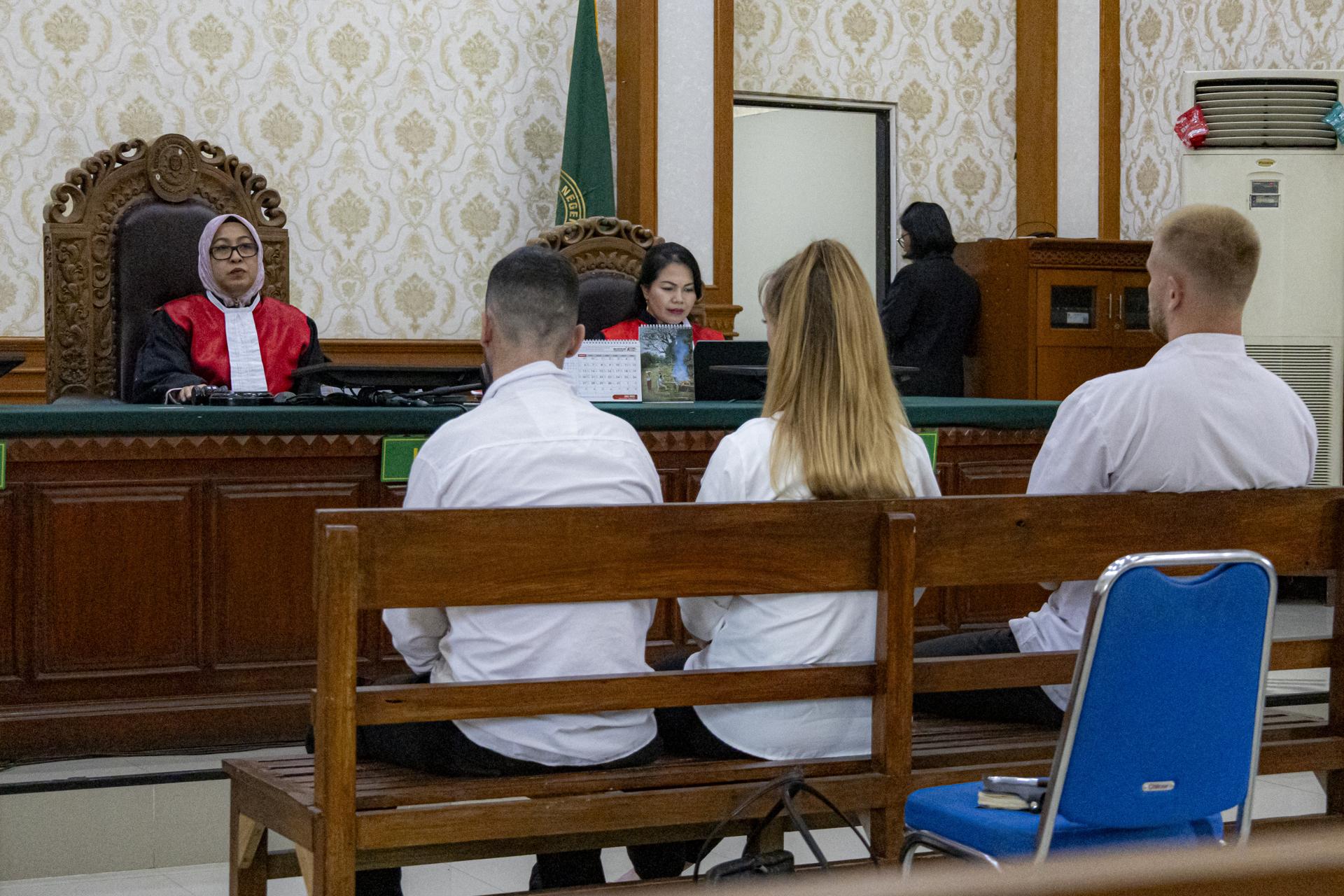 DENPASAR (Indonesia), 24/06/2025.- (De izq. a der.) Los ciudadanos británicos Jonathan Collyer, Lisa Stocker y Phineas Float asisten a su juicio por presunto contrabando de droga, celebrado en el Tribunal de Distrito de Denpasar en Denpasar, Bali, Indonesia. EFE/EPA/MADE NAGI
