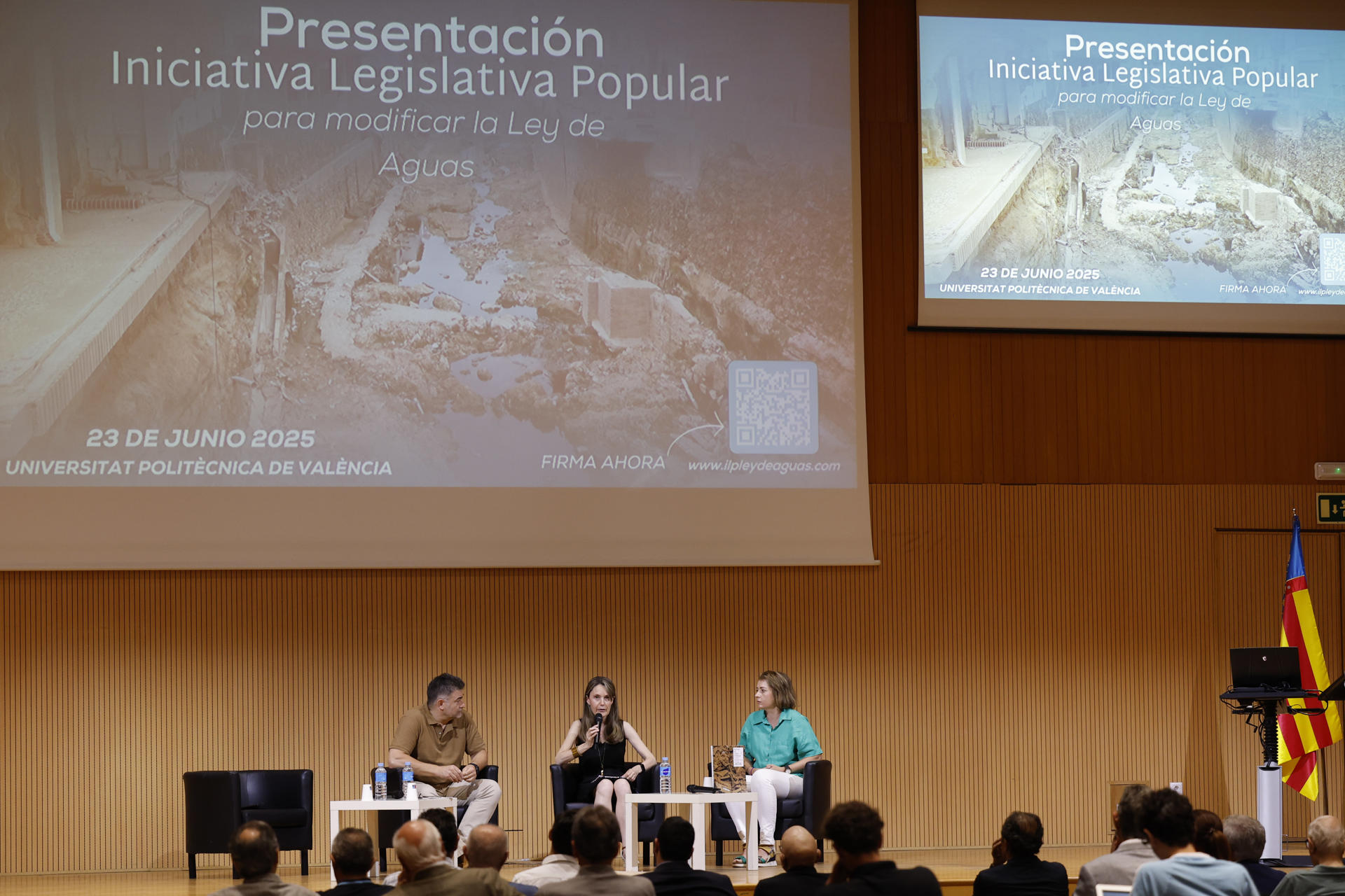 Presentación de la Iniciativa de Legislativa Popular (ILP) impulsada a raíz de la dana del 29 de octubre, cuyo objetivo es modificar la ley estatal de Aguas para incluir entre sus principios rectores que haya inversión "suficiente" en infraestructuras para mitigar riegos naturales como las inundaciones y se tenga en cuenta la protección de la vida, este lunes en València. EFE/ Ana Escobar