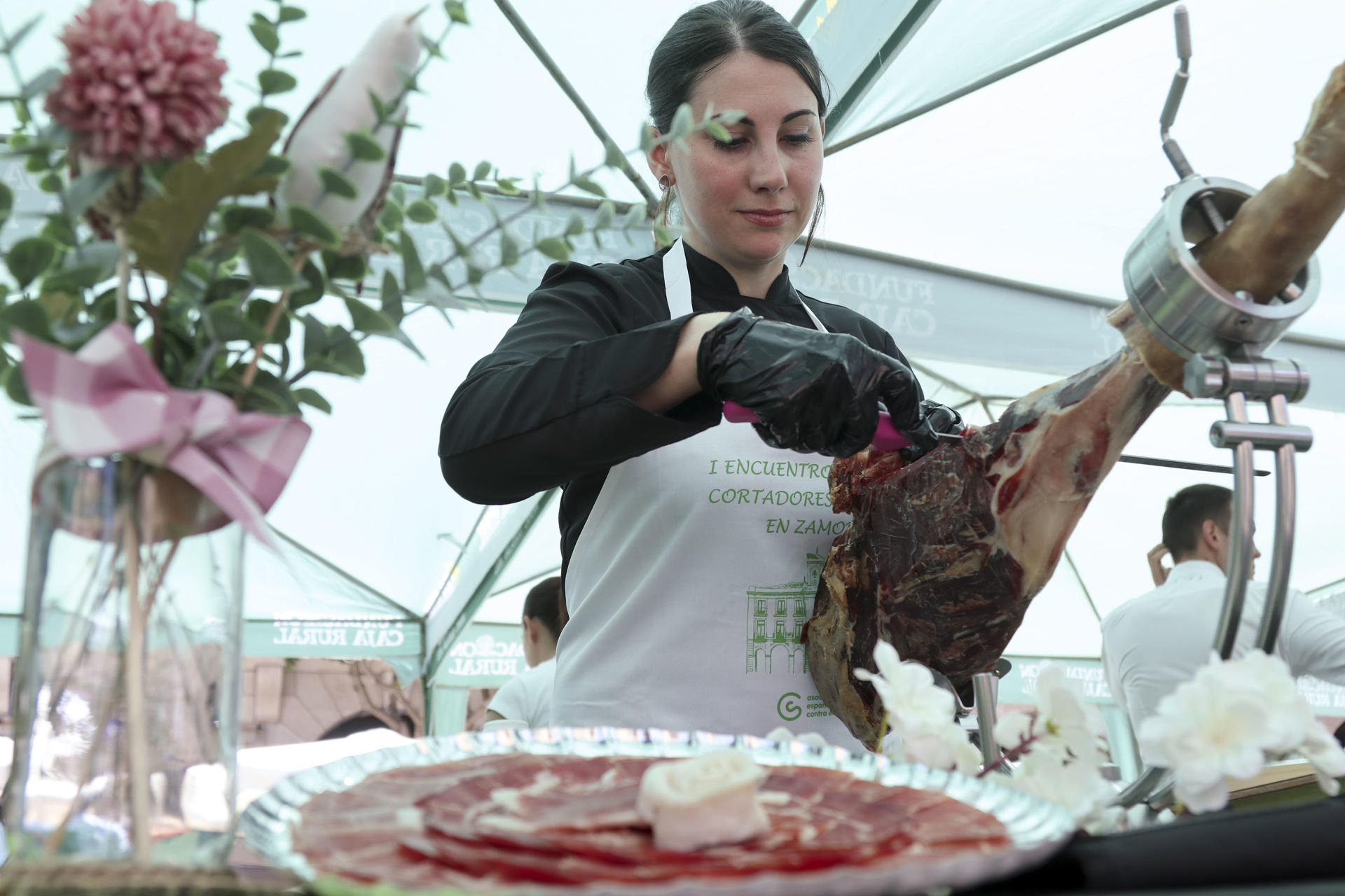 Medio centenar de cortadores de jamón llegados de cinco comunidades autónomas participan este domingo en la Plaza Mayor de Zamora en un encuentro solidario en el que se reparten unos 2.500 platos de jamón ibérico para recaudar fondos para la Asociación Española Contra el Cáncer (AECC) de Zamora. Además de dar gusto al paladar, este I Encuentro Benéfico de Cortadores de Jamón de Zamora ha visibilizado la solidaridad de los expertos en cortar jamón a cuchillo, que han trabajado desinteresadamente, como una cuarentena de establecimientos de alimentación y cárnicos de Zamora que han donado los jamones, a los que se han sumado algunas industrias de Denominación de Origen Guijuelo. EFE/ Mariam A. Montesinos