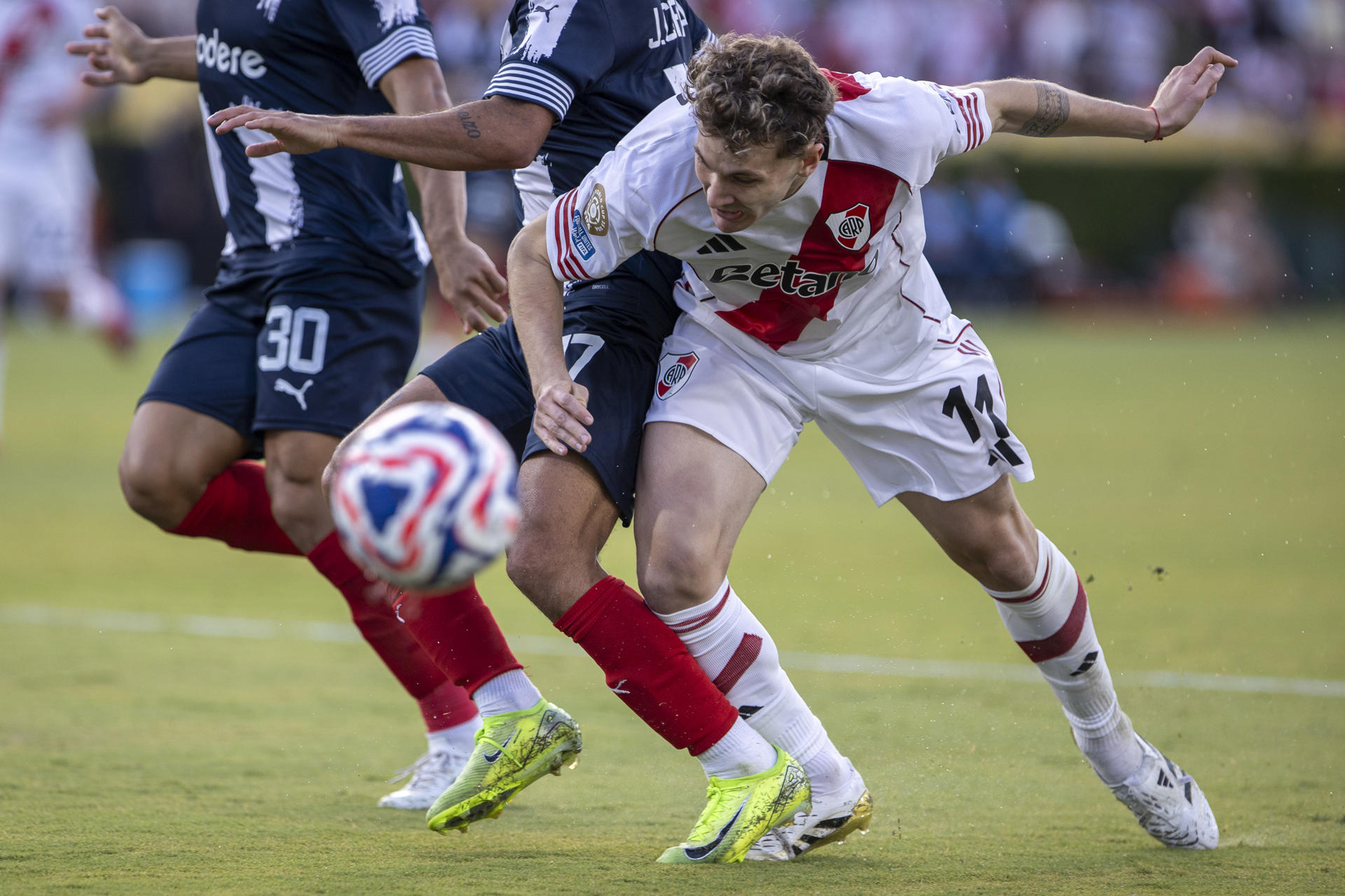 Facundo Colidio (d) es marcado a presión por los defensores de Monterrey en el partido del Mundial de Clubes jugado este sábado en el estadio Rose Bowl de Los Ángeles (California). EFE/ Ángel Colmenares