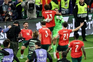 El jugador Martin Zubimendi (d) celebra con Marc Cucurella (I) y Nico Williams el 0-1 durante la final de la UEFA Nations League que han jugado Portugal y España en Múnich, Alemania. EFE/EPA/ANNA SZILAGYI