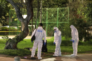 Integrantes de la Dirección de Investigación Criminal e Interpol (DIJIN) llegan a la zona donde se presentó el atentado contra el senador Miguel Uribe Turbay este sábado, en Bogotá (Colombia). Uribe Turbay uno de los aspirantes presidenciales del partido uribista Centro Democrático, fue herido en un atentado durante un acto de campaña en Bogotá. EFE/ Carlos Ortega