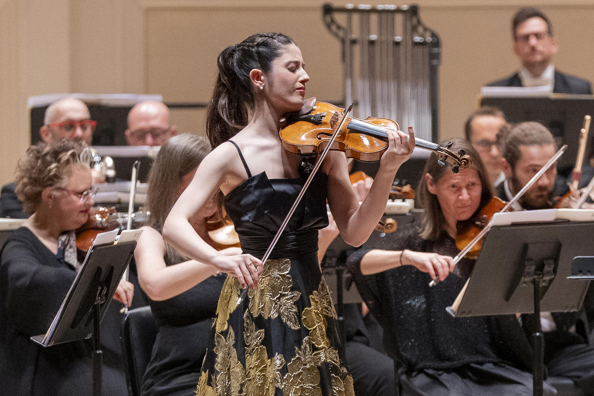 La violinista María Dueñas junto con la orquesta del Teatro Real de Madrid se presentan en el concierto 'A Musical Fantasy from Spain' este jueves, en el Carnegie Hall en Nueva York (Estados Unidos). EFE/ Ángel Colmenares