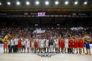 Leyendas de la selección española y de Valencia Basket a la finalización del encuentro de baloncesto que han disputado como despedida del pabellón de La Fonteta, en Valencia. EFE/Miguel Ángel Polo.