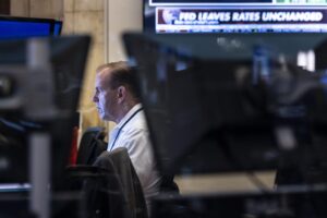 Fotografía de archivo de un trabajador en la Bolsa de Nueva York(EE.UU.). EFE/EPA/JUSTIN LANE