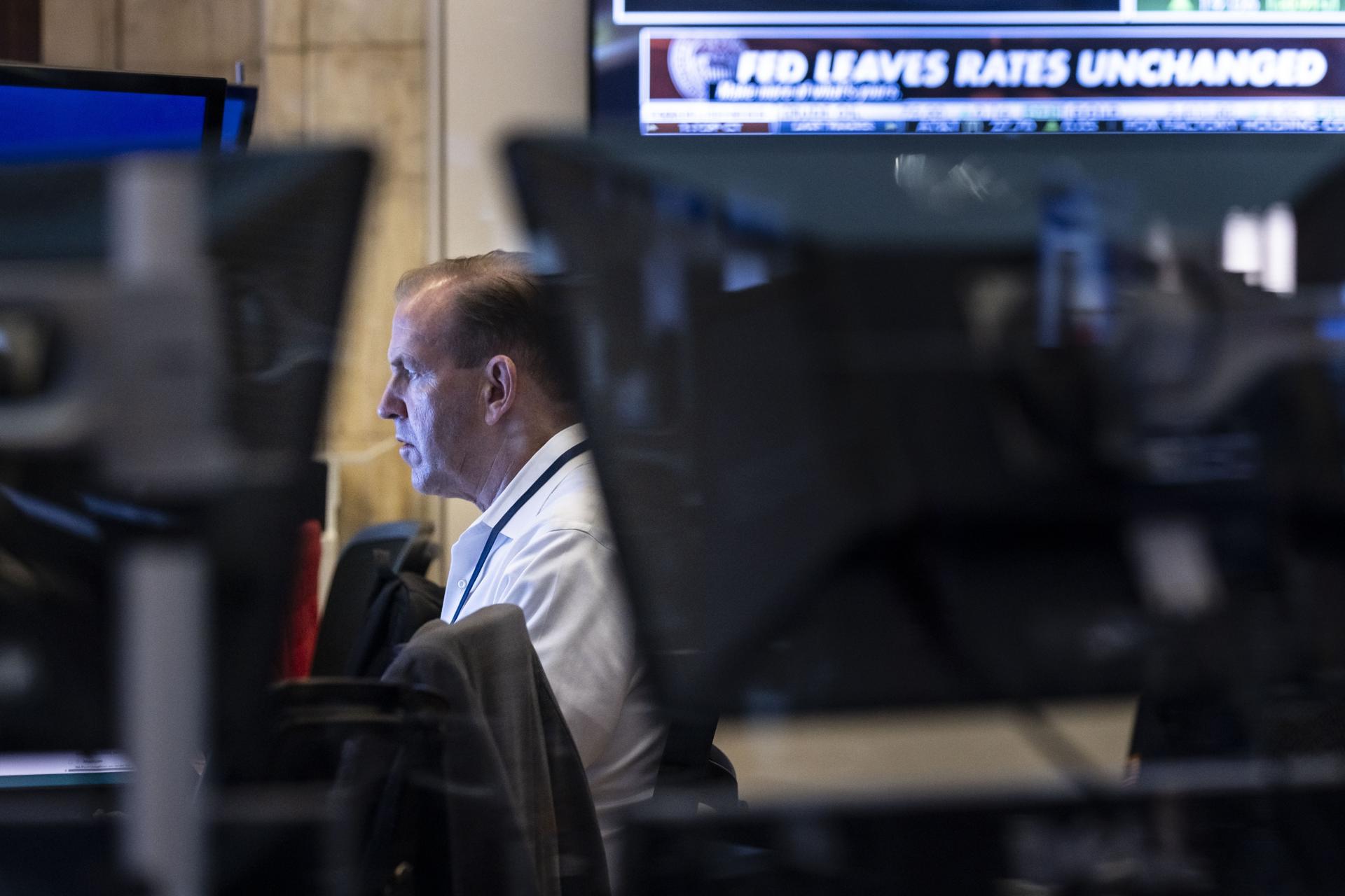 Fotografía de archivo de un trabajador en la Bolsa de Nueva York(EE.UU.). EFE/EPA/JUSTIN LANE