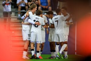El delantero alemán Nick Woltemade (I) celebra el 2-0 durante la segunda semifinal del Europeo sub-21 que han jugado Alemania y Francia en Kosice, Eslovaquia. EFE/EPA/MARTIN DIVISEK
