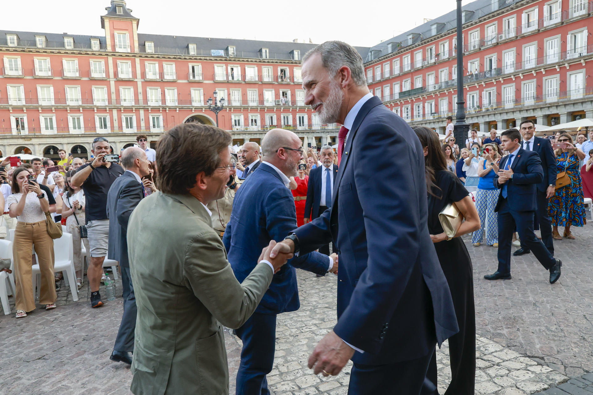 El rey Felipe VI saluda al alcalde de Madrid, José Luis Martínez-Almeida, a su llegada hoy miércoles a la Plaza Mayor de Madrid para asistir al concierto que ofrece la Guardia Real por el X aniversario de la proclamación del monarca. EFE / CASA REAL. ***SOLO USO EDITORIAL / SOLO USO DISPONIBLE PARA ILUSTRAR LA NOTICIA QUE ACOMPAÑA/ (CRÉDITO OBLIGATORIO)***.