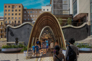 La emblemática Casa Batlló de Antoni Gaudí ha recuperado el aspecto original de su patio privado y de la fachada posterior tras una exhaustiva investigación y un minucioso proceso de rehabilitación en el que han participado arquitectos, historiadores y artesanos de la forja, el vidrio, la madera o la cerámica. EFE/Enric Fontcuberta