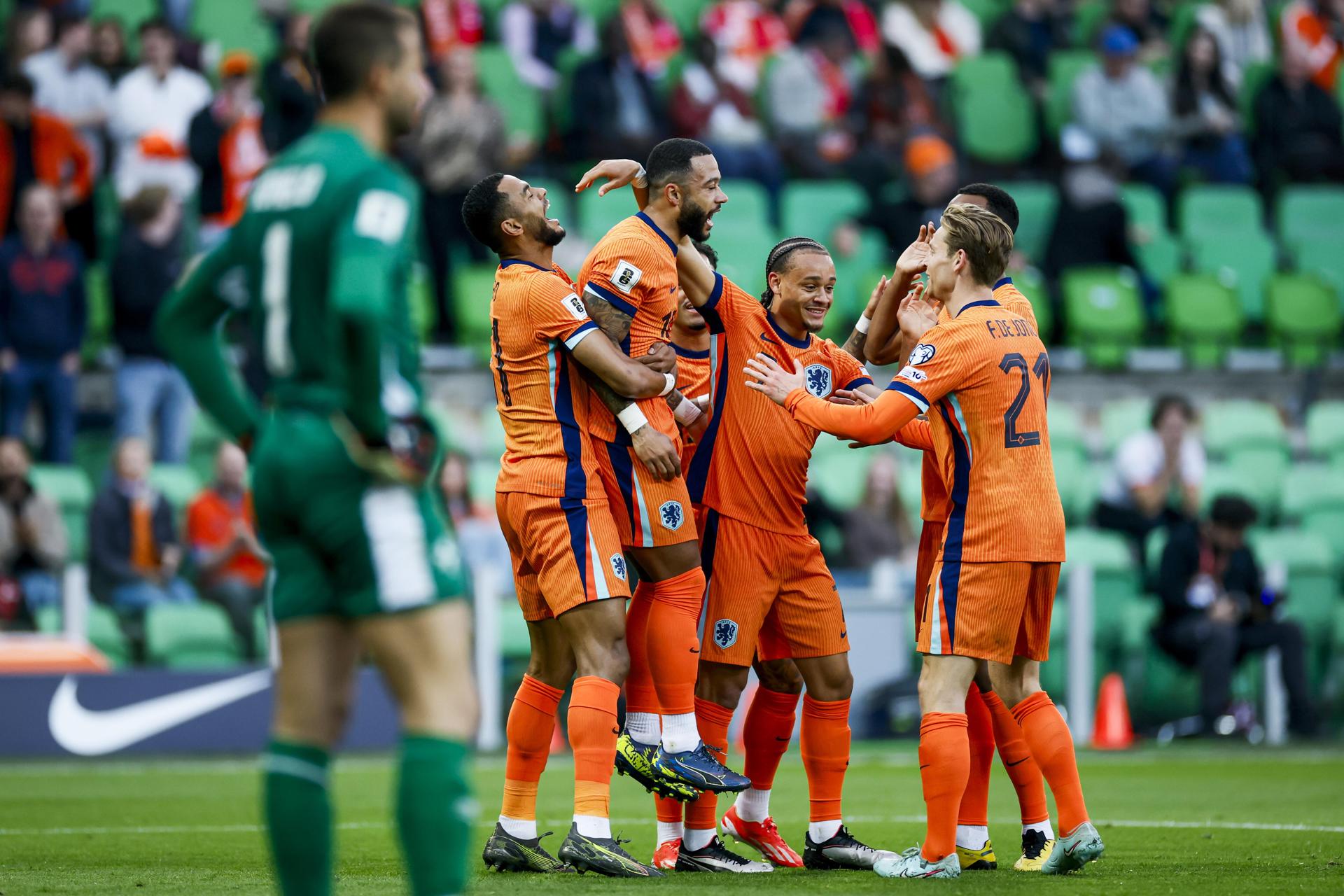Memphis celebra el 2-0 con sus compañeros, con el que igualó los 50 goles de Van Persie. EFE/EPA/ANP KOEN VAN WEEL