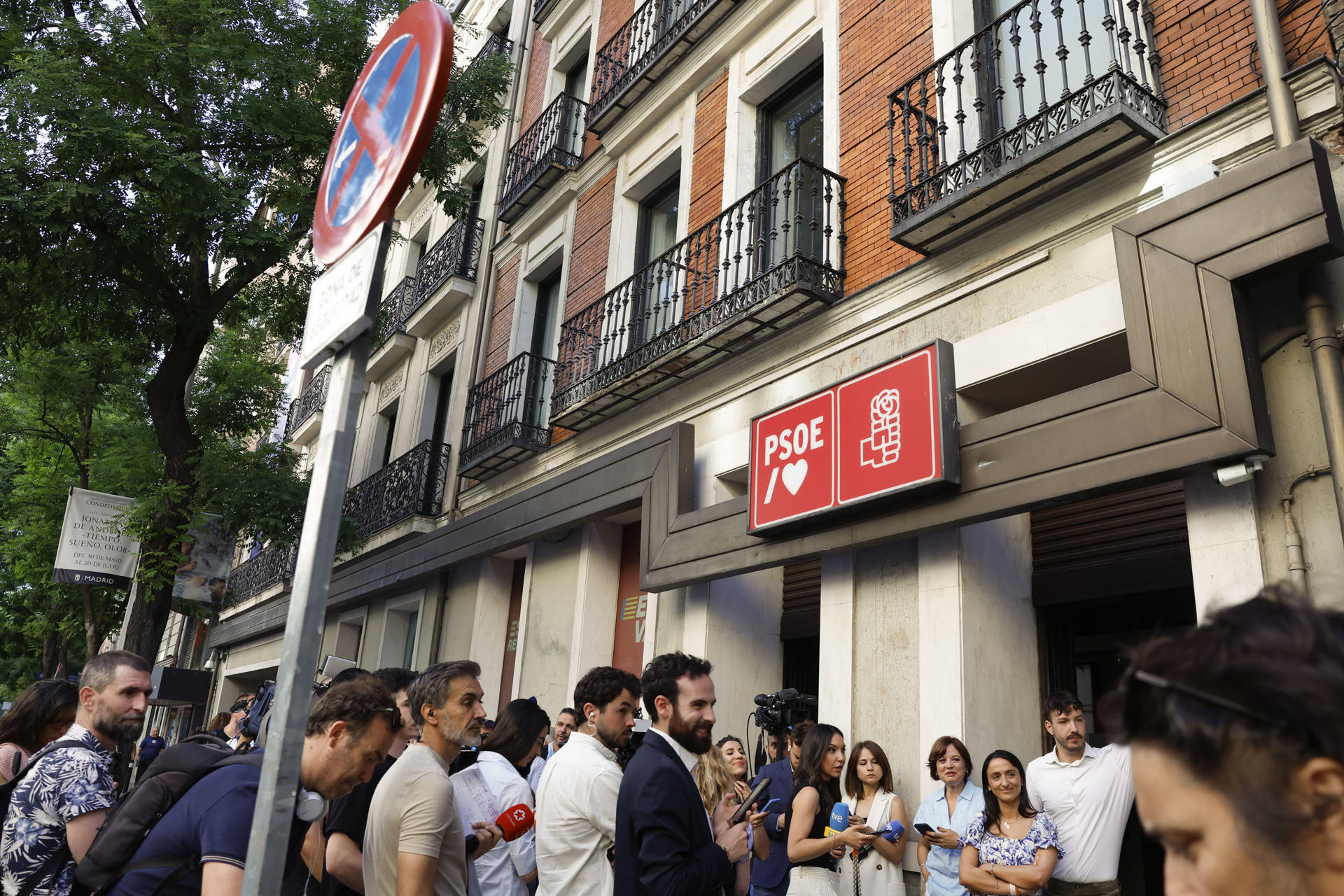 Periodistas a las puertas de la sede del PSOE en Madrid este lunes. EFE/Javier Lizón