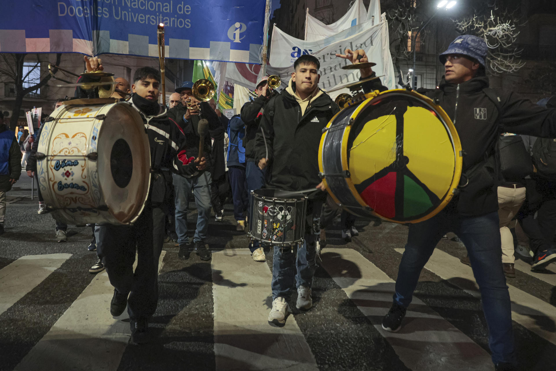 Personas participan en una marcha este 26 de junio de 2025, en Buenos Aires (Argentina). EFE/ Adan González
