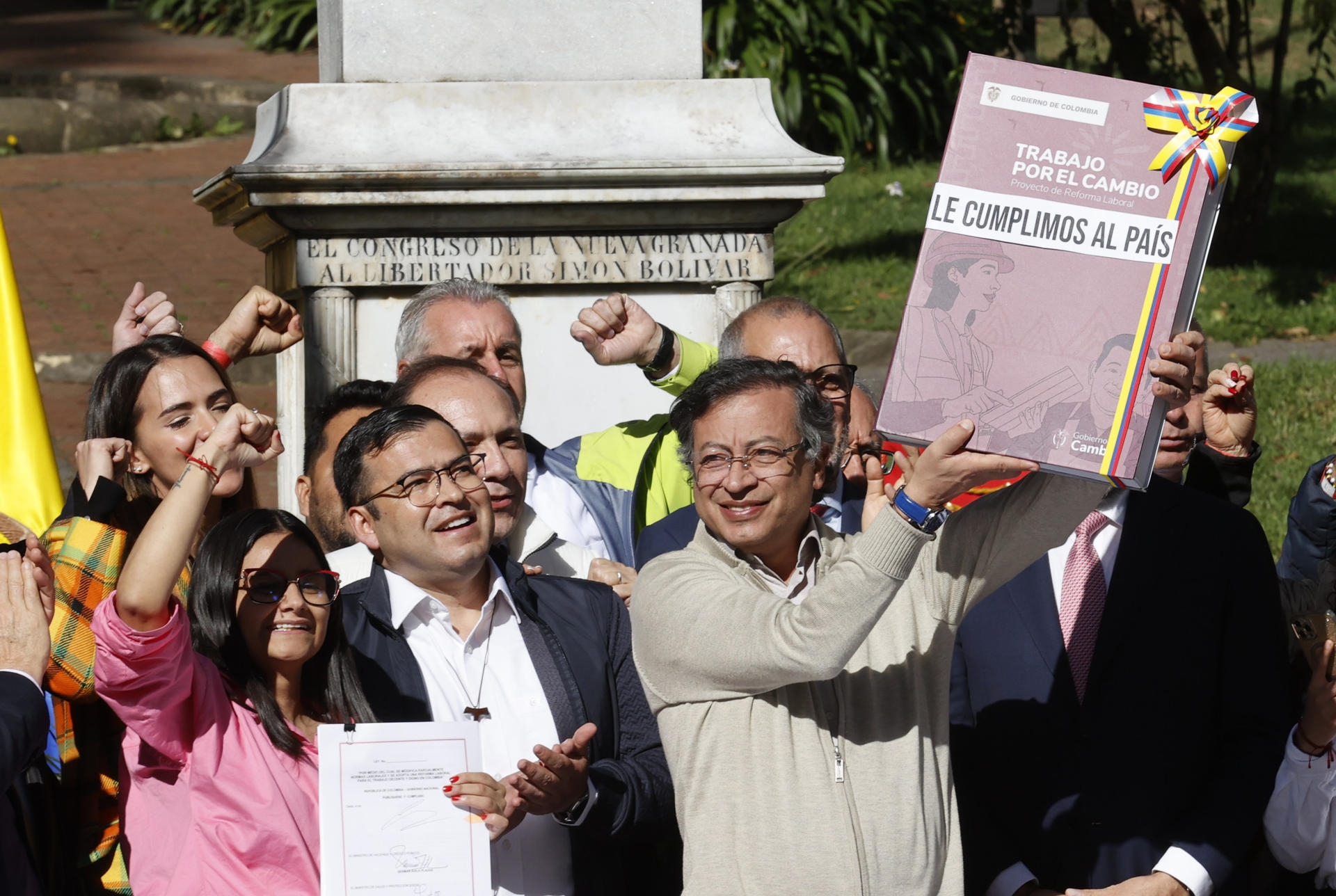 El presidente de Colombia, Gustavo Petro, sostiene un libro que simboliza la reforma laboral este miércoles, en Bogotá (Colombia). EFE/ Mauricio Dueñas Castañeda