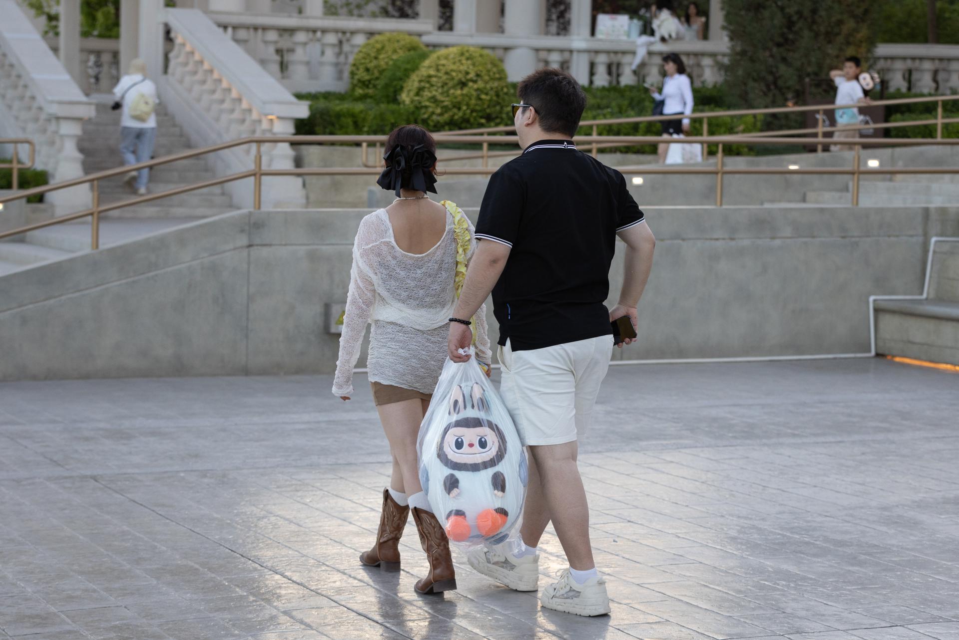 Visitantes se van con un peluche Labubu durante una visita guiada a Popland, un parque temático inaugurado por la empresa juguetera china Pop Mart, en Pekín, China, el 2 de junio de 2025. Labubu es un personaje de inspiración nórdica y un peluche coleccionable diseñado por el diseñador de Hong Kong Kasing Lung. Las muñecas se han vuelto virales recientemente después de ser usadas por celebridades como Rihanna y Due Lipa.
EFE/EPA/JESSICA LEE
