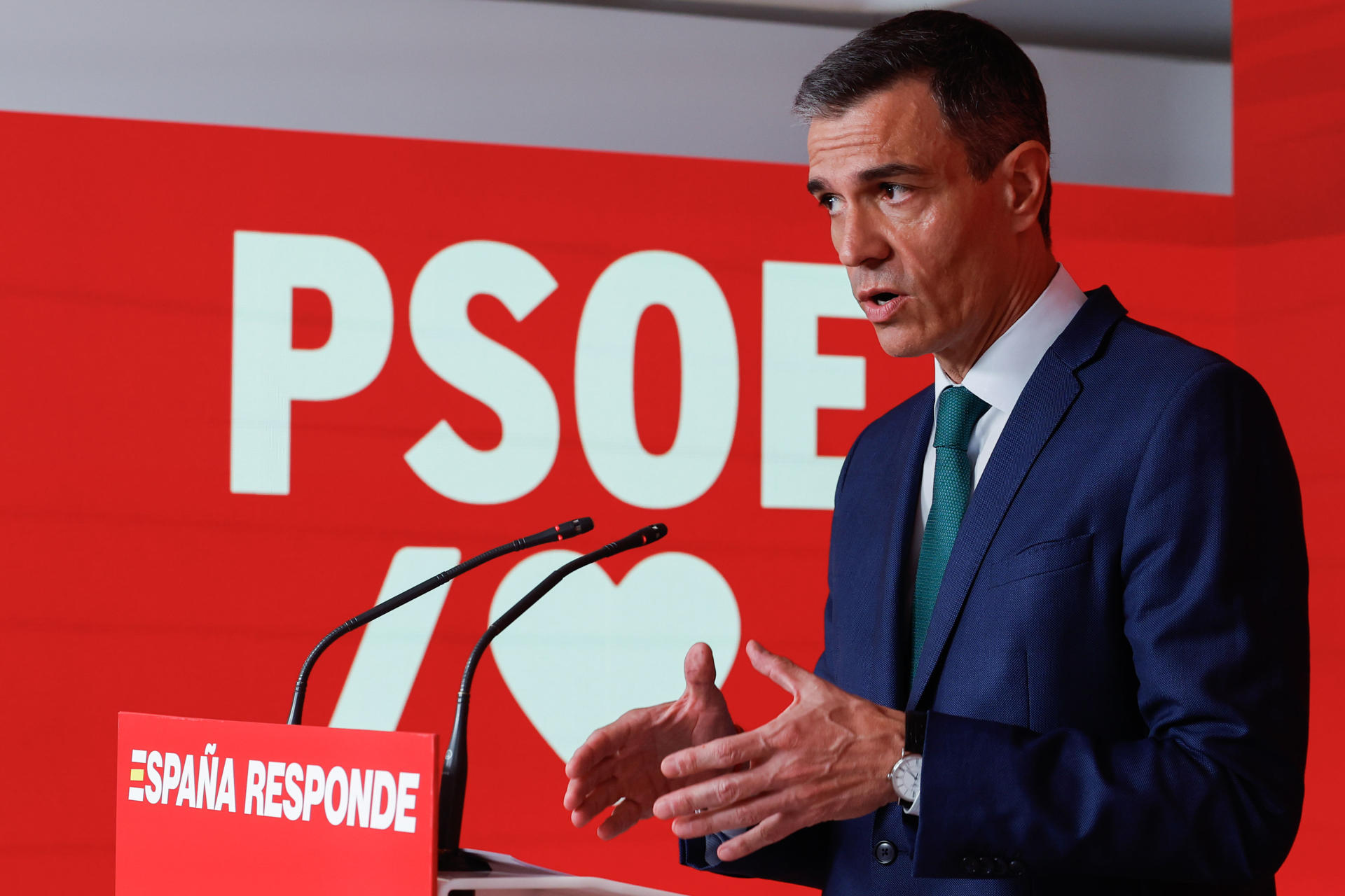 El presidente del Gobierno y líder del PSOE, Pedro Sánchez en rueda de prensa tras la primera reunión de la Ejecutiva de este partido después de la salida de Santos Cerdán como secretario de Organización a consecuencia del contenido de un informe de la UCO, este lunes en la sede de Ferraz. Sánchez ha asegurado que su partido es una "organización limpia" que nunca va a actuar como el PP en materia de corrupción y, por tanto, "no va a perseguir a denunciantes ni destruir pruebas a martillazos". EFE/ Javier Lizon