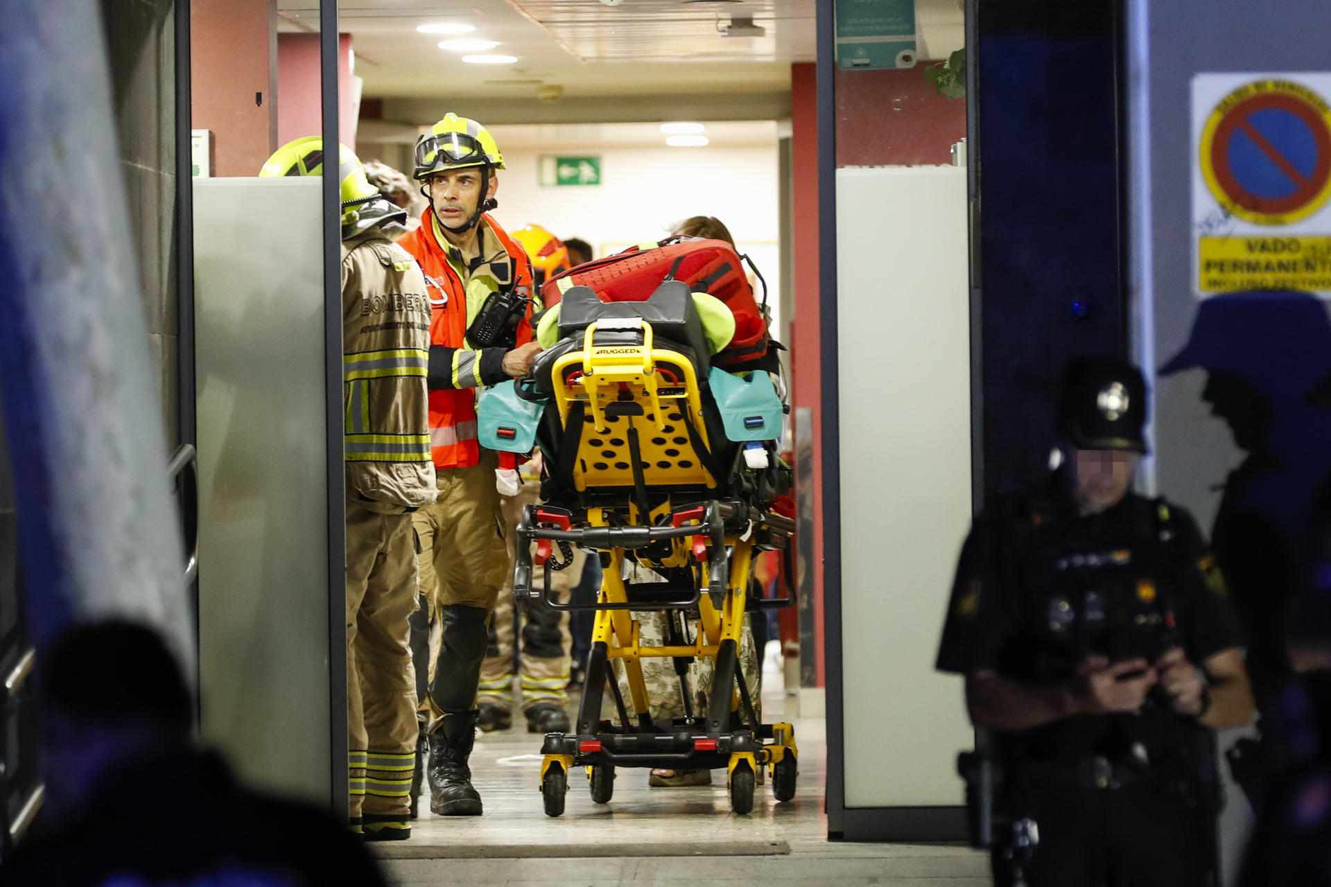 Un hombre de 93 años ha fallecido en una residencia de ancianos de Zaragoza por inhalación de humo tras la explosión de la bombona de oxígeno que estaba en su habitación, en un suceso que ha dejado también 19 heridos por intoxicación. EFE/Javier Belver