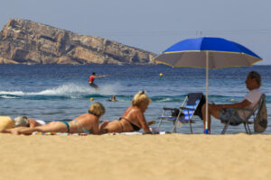 Vista general de la playa de Levante de Benidorm adonde ha acudido un gran número de personas para disfrutar del buen tiempo y de las temperaturas veraniegas en el ecuador de junio. EFFE/Morell