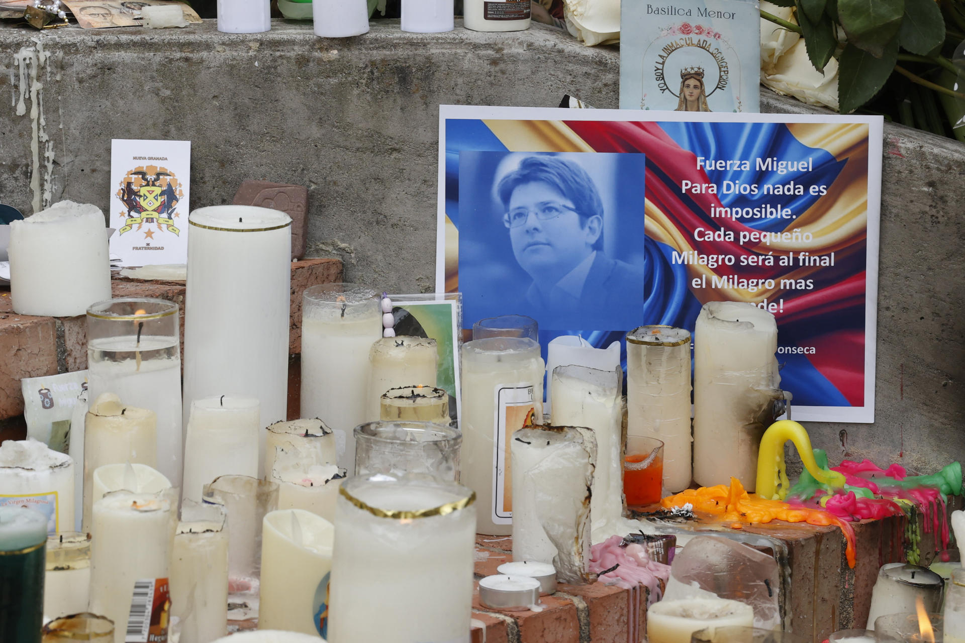 Fotografía de un altar elaborado por simpatizantes del senador Miguel Uribe este lunes, frente a la Clínica Santa Fe de Bogotá en Bogotá (Colombia). EFE/ Mauricio Dueñas Castañeda