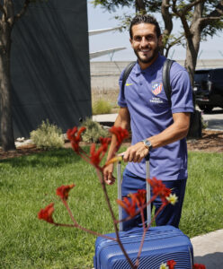 El jugador del Atlético de Madrid Koke Resurrección, a su llegada a Los Ángeles (Estados Unidos), donde el equipo tendrá su base durante la fase de grupos del Mundial de Clubes de la FIFA y debutará ante el Paris Saint-Germain, flamante campeón de Europa. EFE/Atlético de Madrid // SOLO USO EDITORIAL/SOLO DISPONIBLE PARA ILUSTRAR LA NOTICIA QUE ACOMPAÑA (CRÉDITO OBLIGATORIO)
