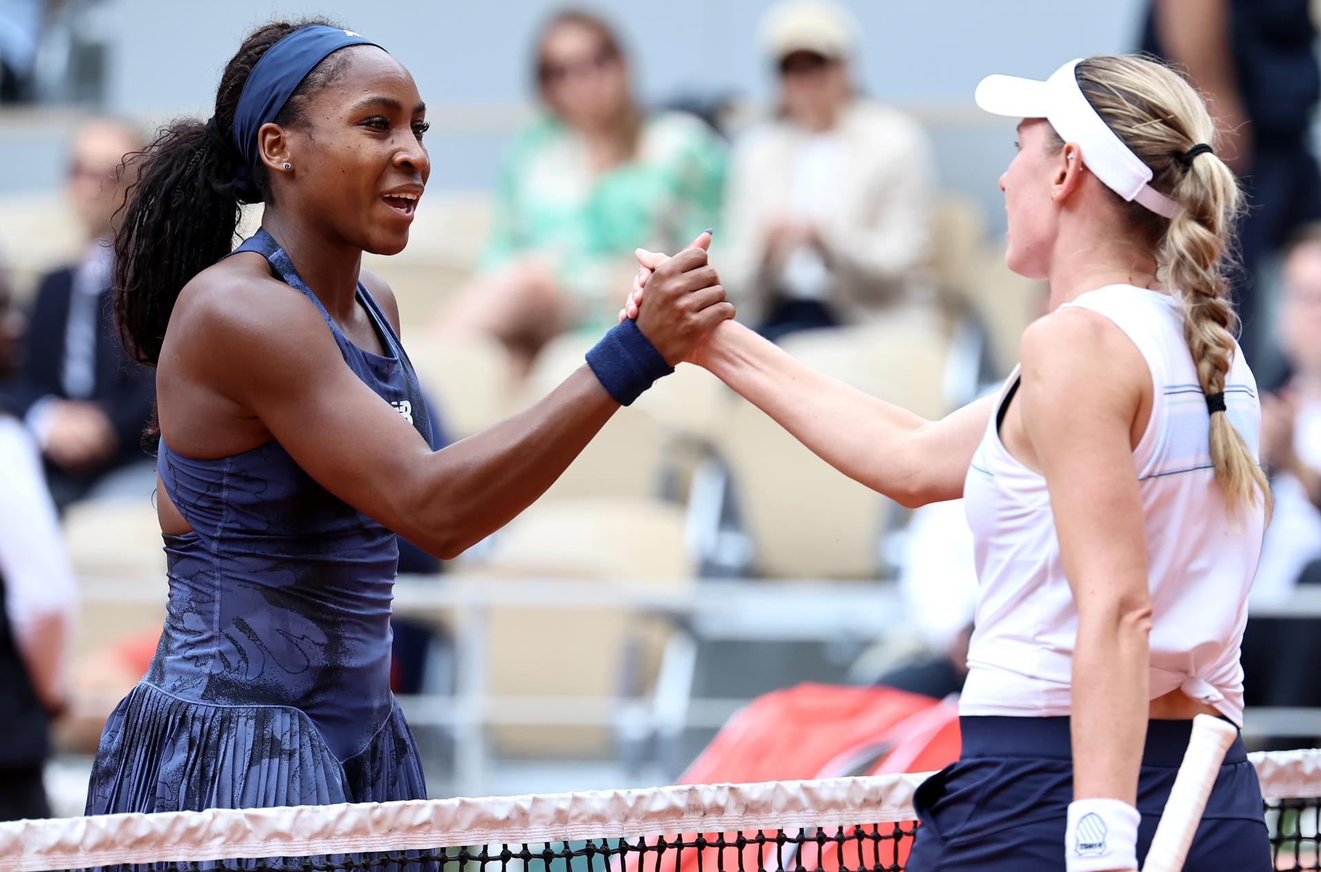 La tenista estadounidense Coco Gauff (I) es felicitada en la red por la rusa Ekaterina Alexandrova después de ganar su partido de 4ª ronda femenina en Roland Garros en París, Francia. EFE/EPA/CHRISTOPHE PETIT TESSON