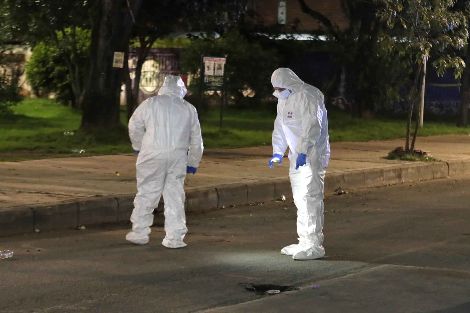 Integrantes de la Dirección de Investigación Criminal e Interpol (DIJIN) fueron captados este sábado, 6 de junio, al inspeccionar la zona donde se presentó el atentado contra el senador Miguel Uribe Turbay, en Bogotá (Colombia). EFE/Carlos Ortega