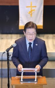 Lee Jae-myung, el candidato del Partido Demócrata liberal, asiste a una conferencia de prensa en una iglesia en Seongnam, Corea del Sur, el 2 de junio de 2025, para apelar al público en busca de apoyo en la víspera de las elecciones presidenciales. (Elecciones, Corea del Sur) 
EFE/EPA/YONHAP SOUTH KOREA OUT
 
//////////
 
Seongnam (Korea, Republic Of), 02/06/2025.- Lee Jae-myung, the candidate of the liberal Democratic Party, attends a press conference at a church in Seongnam, South Korea, 02 June 2025, to appeal to the public for support on the eve of the presidential election. (Elecciones, Corea del Sur) EFE/EPA/YONHAP SOUTH KOREA OUT
