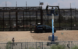 Integrantes del Ejercito de Estados Unidos vigilan el muro fronterizo este jueves, en Ciudad Juárez en el estado de Chihuahua (México). EFE/ Luis Torres