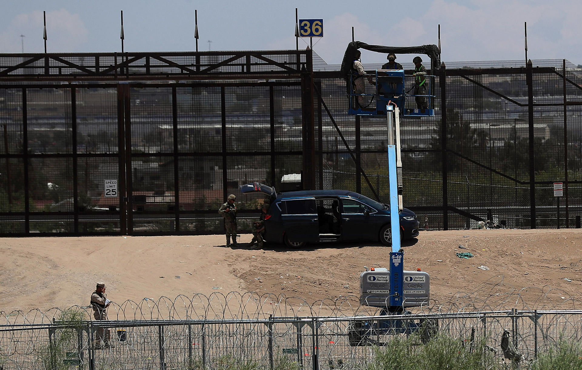 Integrantes del Ejercito de Estados Unidos vigilan el muro fronterizo este jueves, en Ciudad Juárez en el estado de Chihuahua (México). EFE/ Luis Torres