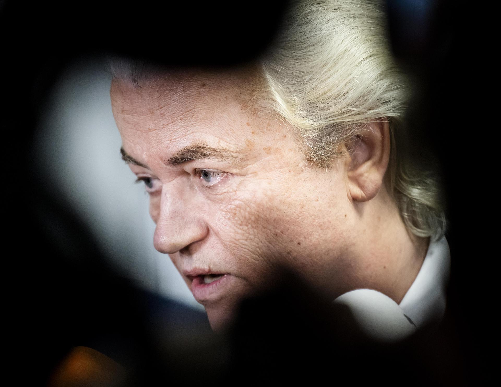 La Haya, 3 jun (EFE).- El líder de la derecha radical neerlandesa, Geert Wilders, se retiró este martes de la coalición de gobierno y obligó a los cinco ministros de su partido, el PVV, a dimitir de inmediato, lo que abocó a la caída del gabinete, aunque el resto de sus integrantes gobernarán en funciones hasta las nuevas elecciones. EFE/EPA/REMKO DE WAAL