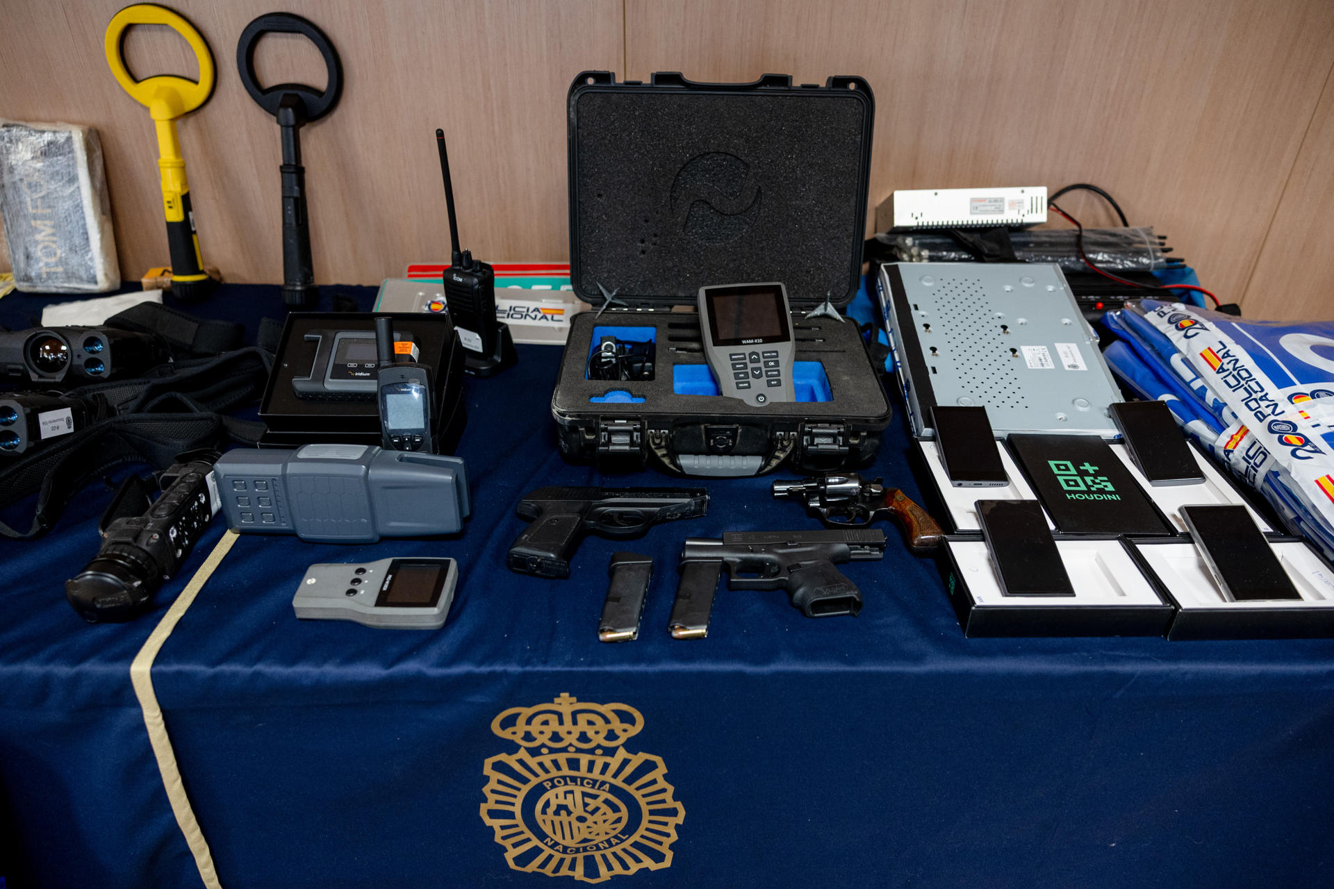 Material aprehendido en la operación en la que se ha desarticulado una de las mayores redes criminales dedicada a introducir cocaína a través del río Guadiana y de la que responsables de la Comisaría General de Policía Judicial han informado este viernes en el Complejo Policial de Canillas (Madrid). EFE/ Daniel Gonzalez