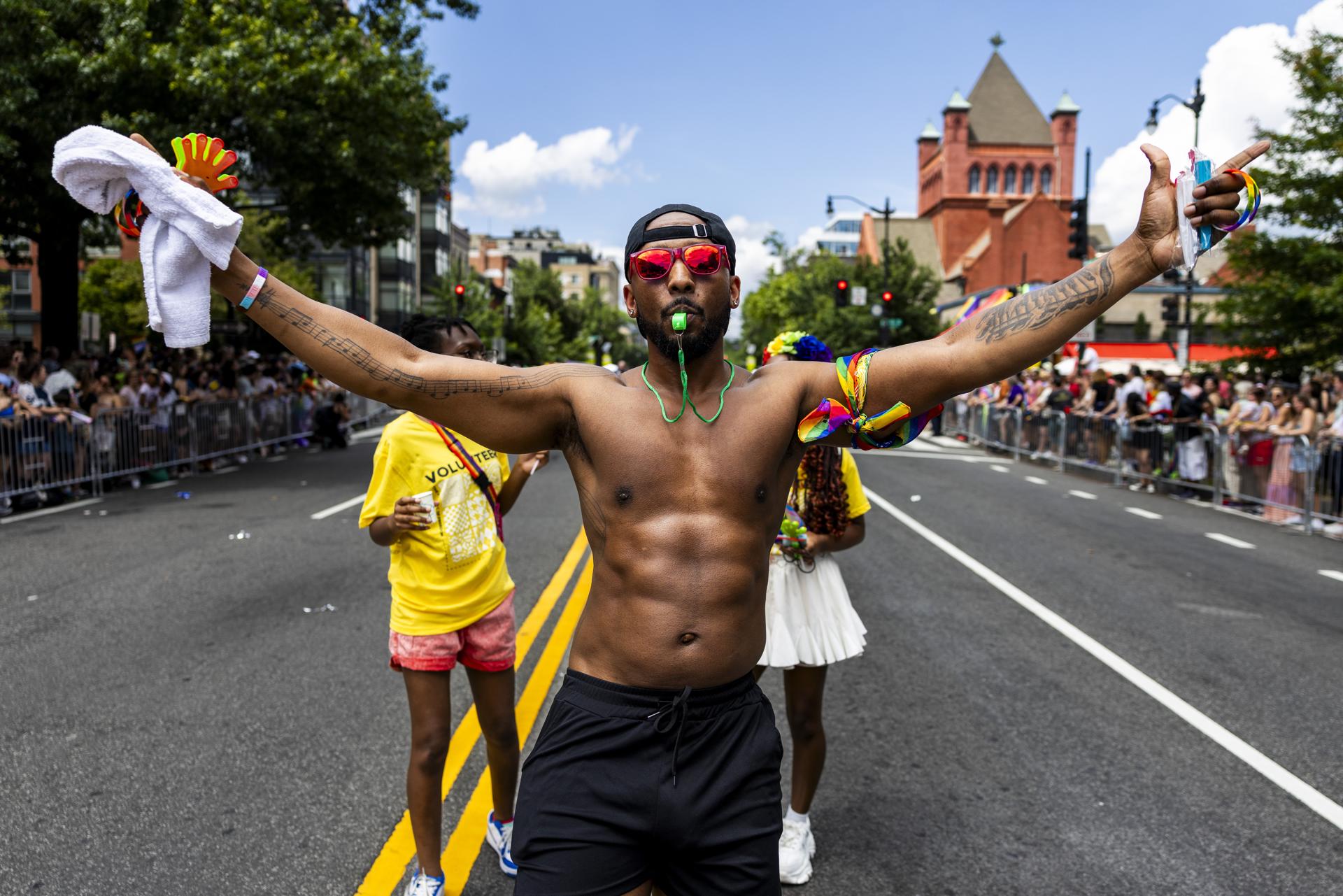 Los asistentes al desfile animan a los participantes durante el desfile del World Pride 2025 en Washington, DC, EE.UU. EFE/SHAWN THEW
