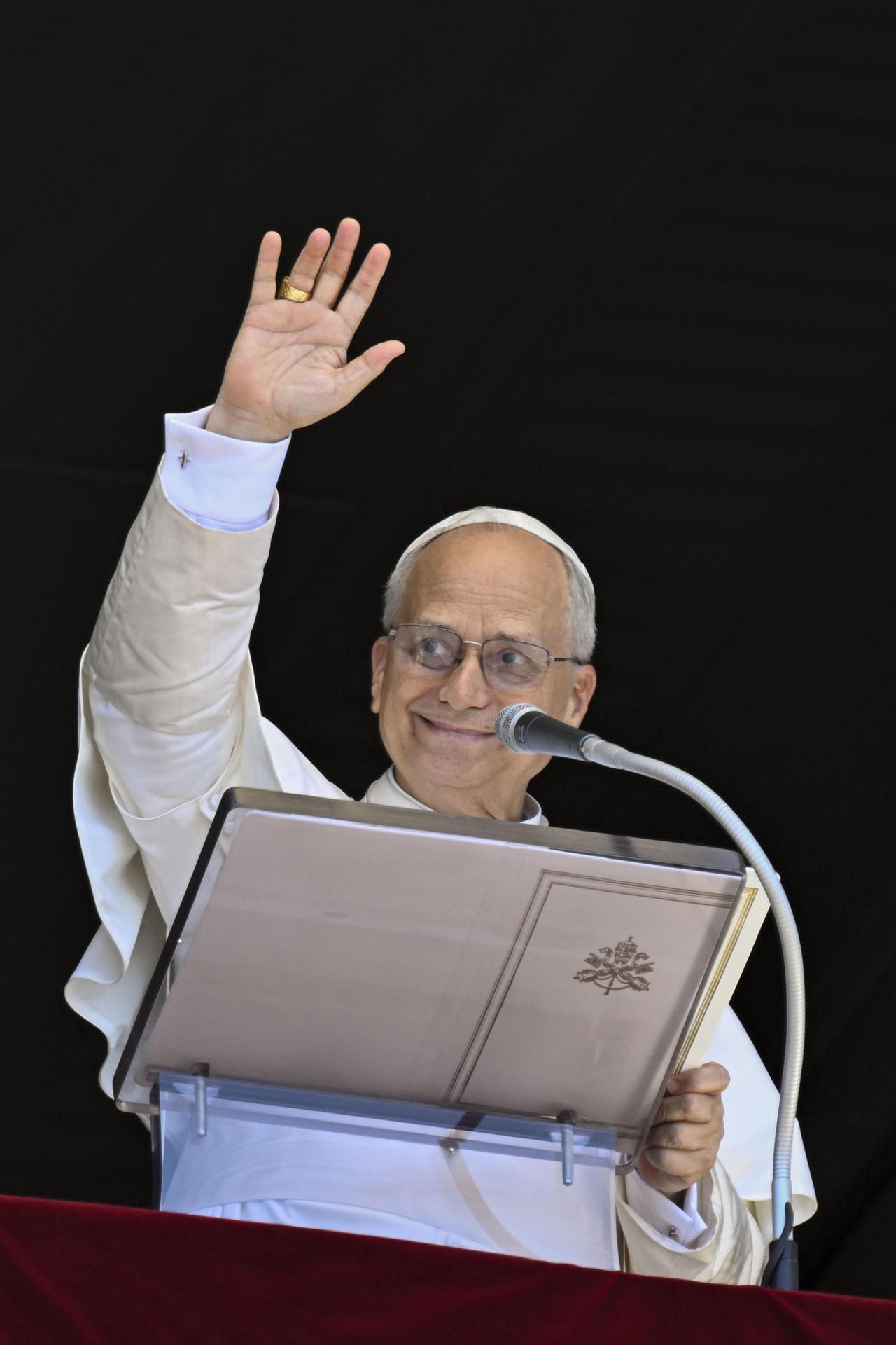 Una imagen facilitada por los medios vaticanos muestra al Papa León XIV dirigiéndose a la multitud desde la ventana del palacio apostólico que da a la Plaza de San Pedro durante la oración del Ángelus en el Vaticano, el 29 de junio de 2025. EFE/EPA/VATICAN MEDIA HANDOUT HANDOUT EDITORIAL USE ONLY/NO SALES