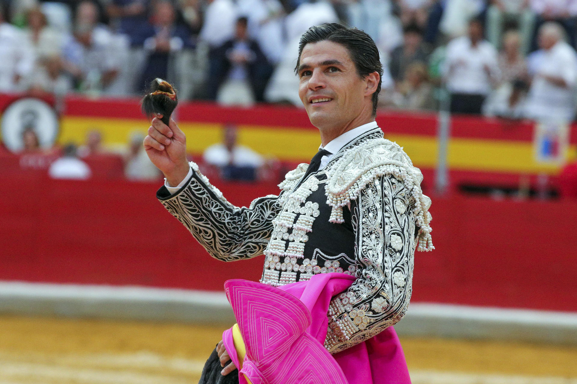 El diestro Pablo Aguado durante el festejo taurino de las Fiestas del Corpus Christi celebrado este viernes en la Monumental El Frascuelo de Granada. EFE/Pepe Torres.
