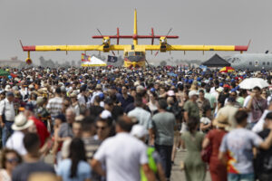 Miles de personas han asistido este sábado a la jornada de puertas abiertas con motivo de la exhibición estática de Aire2025 una de las mayores exposiciones de aeronaves militares y civiles, del ámbito nacional e internacional, en la Academia General del Aire de San Javier, (Murcia). La Patrulla Águila del Ejército del Aire, una de las formaciones acrobáticas más emblemáticas del mundo, cumple 40 años, una ocasión que se conmemora este fin de semana con un festival aéreo en San Javier (Murcia) al que asistirá el rey y que coincide con la despedida de sus aviones C-101, conocidos como 'culopollo'. EFE/ Marcial Guillén
