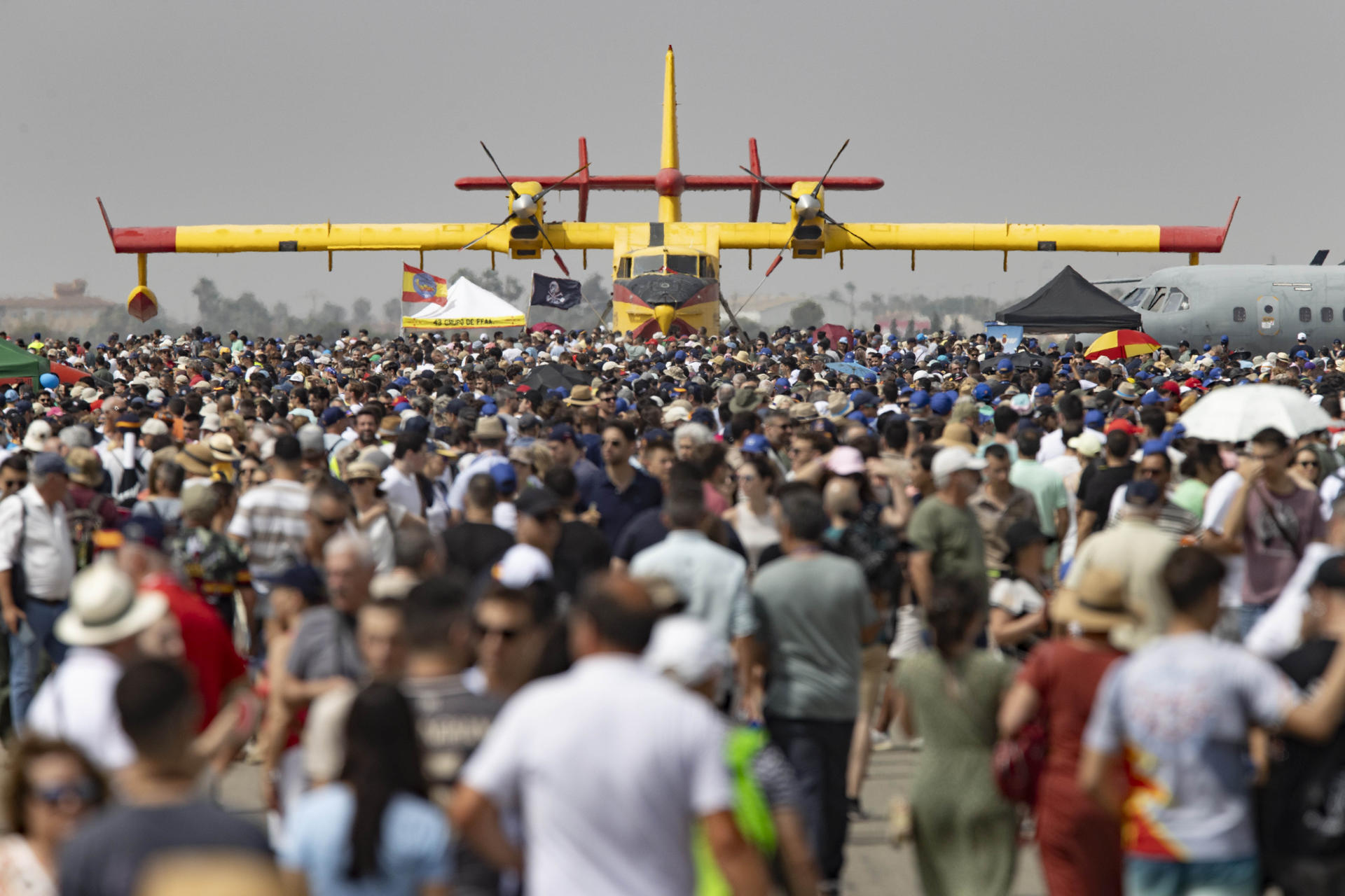 Miles de personas han asistido este sábado a la jornada de puertas abiertas con motivo de la exhibición estática de Aire2025 una de las mayores exposiciones de aeronaves militares y civiles, del ámbito nacional e internacional, en la Academia General del Aire de San Javier, (Murcia). La Patrulla Águila del Ejército del Aire, una de las formaciones acrobáticas más emblemáticas del mundo, cumple 40 años, una ocasión que se conmemora este fin de semana con un festival aéreo en San Javier (Murcia) al que asistirá el rey y que coincide con la despedida de sus aviones C-101, conocidos como 'culopollo'. EFE/ Marcial Guillén