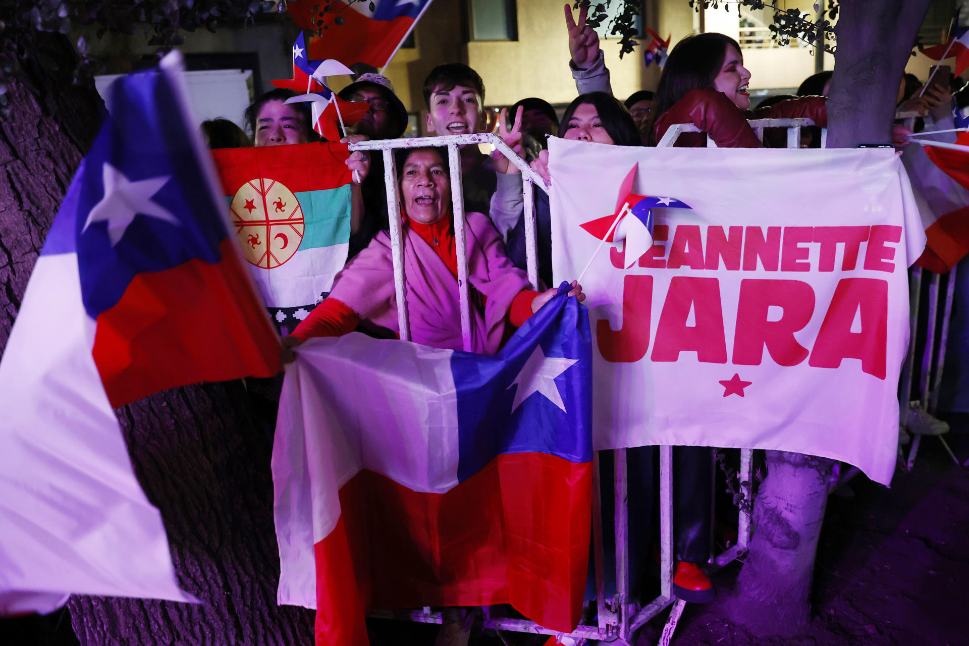 Seguidores de la candidata comunista, Jeannette Jara, festejan su triunfo este domingo, en Santiago (Chile). EFE/ Elvis González