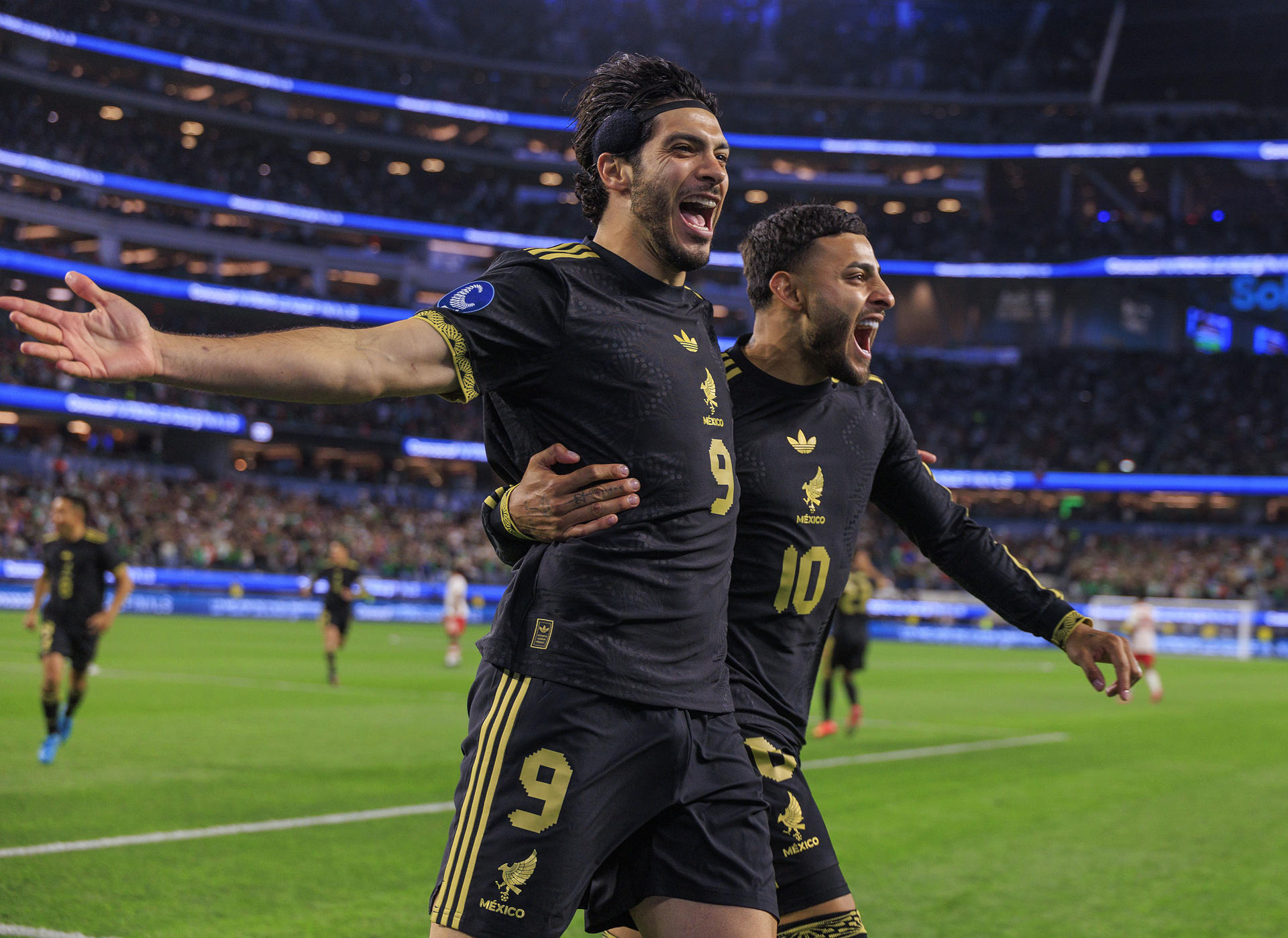 Raul Jimenez (i) junto a Alexis Vega de México celebran un gol en el estadio SoFi en Inglewood, California (EE.UU.). Fotografía de archivo. EFE/ Javier Rojas