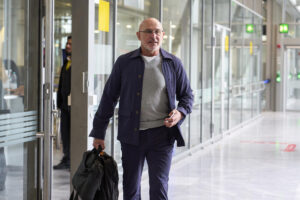 El entrenador de la selección española de fútbol, Luis de la Fuente, durante la salida del combinado este sábado desde el aeropuerto de Stuttgart hacia Múnich, Alemania, donde jugará mañana contra Portugal la final de la Liga de Naciones de la UEFA, . EFE/ Ángel Martínez/RFEF