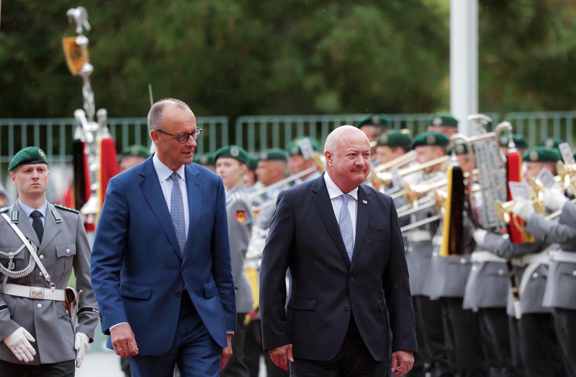 El canciller alemán Friedrich Merz (R) y el canciller austriaco Christian Stocker revisan la guardia de honor en la cancillería en Berlín, Alemania, 27 de junio de 2025. (Alemania) EFE/EPA/Filip Singer
