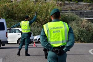 Agentes de la Guardia Civil realizan controles en la localidad de Adra (Almería), en una imagen de archivo. EFE / Carlos Barba