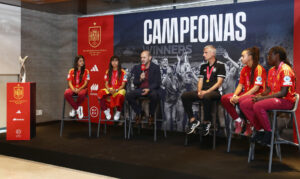 Un momento del acto homenaje a la Selección Española Femenina Sub-19 tras proclamarse campeonas en el Europeo de Polonia y que ha contado con la presencia del presidente de la RFEF, Rafael Louzán, así como las integrantes de la selección absoluta. EFE/RFEF
