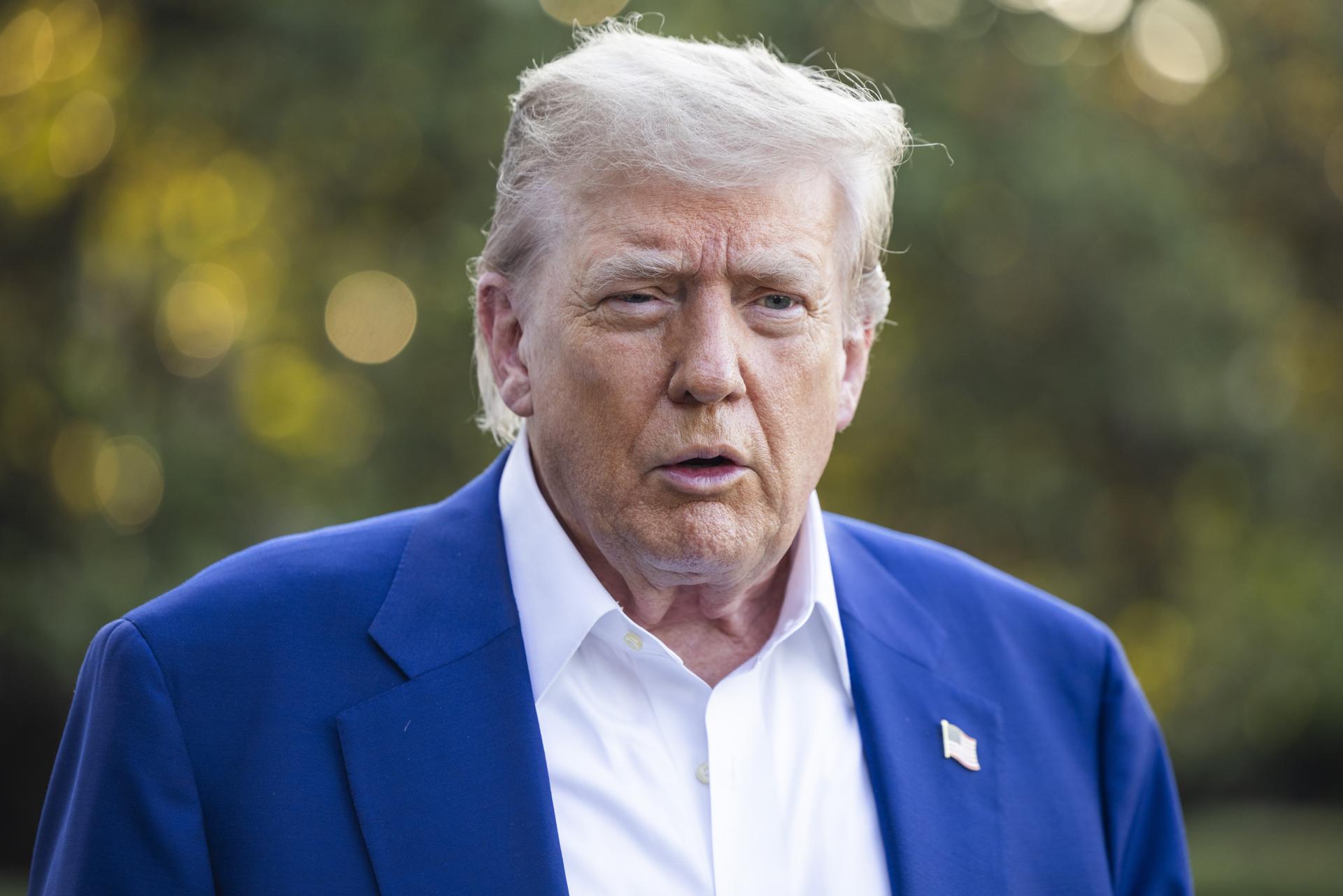 El presidente estadounidense, Donald Trump, antes de partir para la cumbre de la OTAN. EFE/EPA/JIM LO SCALZO