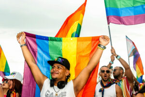 Personas participan en la marcha por el Día Internacional del Orgullo LGTBI este sábado, en Ciudad de Panamá (Panamá). EFE/ Walter Hurtado