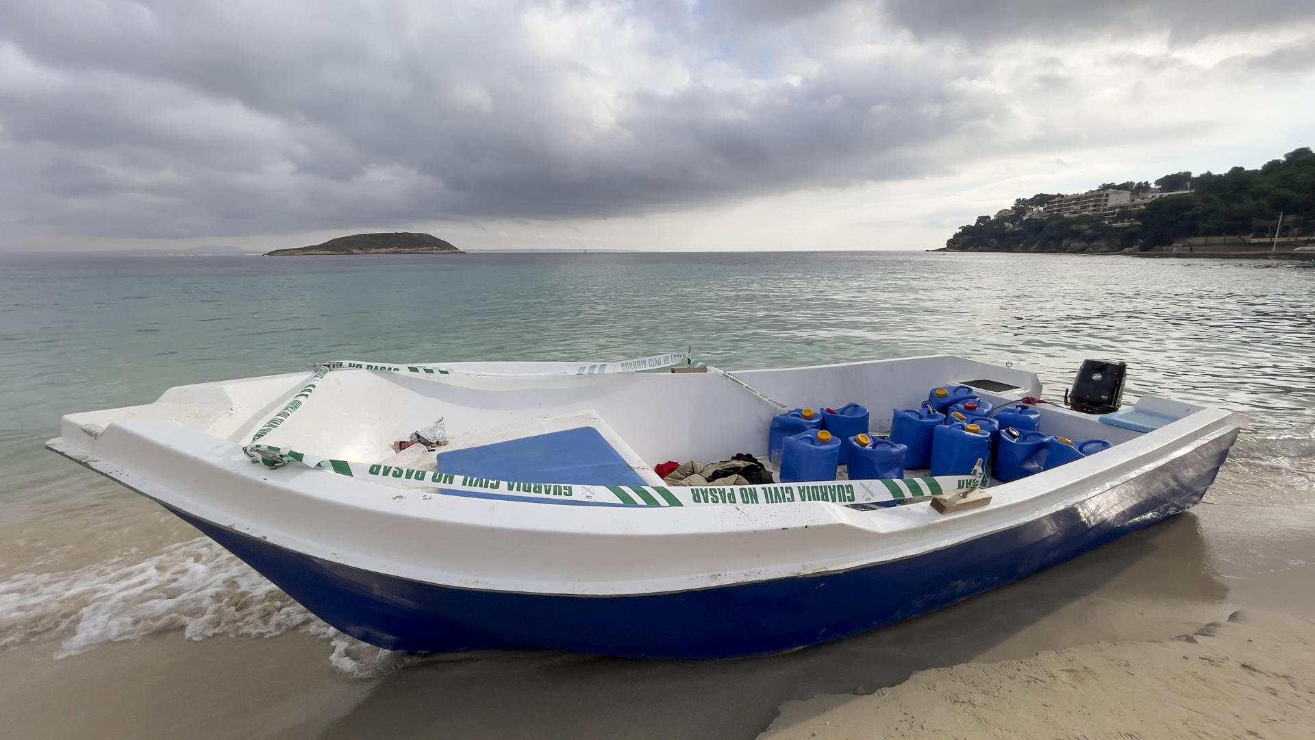 Imagen de archivo de una embarcación utilizada por 14 magrebíes para llegar a la playa de Magaluf, en el municipio mallorquín de Calvià. EFE/CATI CLADERA