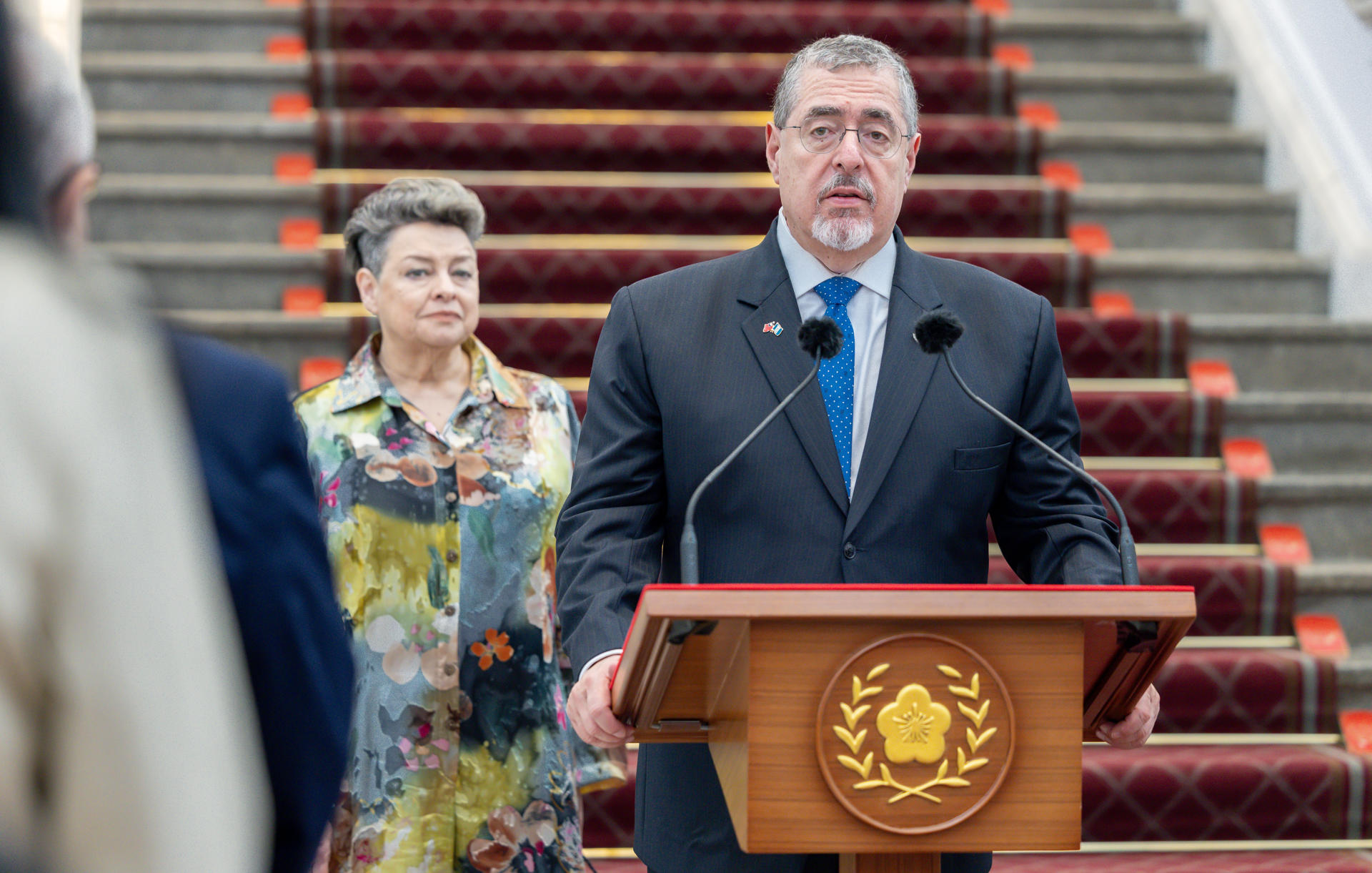 El presidente de Guatemala, Bernado Arévalo (d), y su mujer Lucrecia Eugenia Peinado Villanueva (i) a su llegada a Taipei. Bernado Arévalo expresó este jueves su voluntad de llevar las relaciones con Taiwán a un "nuevo nivel", mediante la profundización de la alianza económica y comercial entre ambos territorios, en el marco de su primera visita oficial a la isla. EFE/ Wang Yu Ching/oficina Presidencial De Taiwán SOLO USO EDITORIAL/SOLO DISPONIBLE PARA ILUSTRAR LA NOTICIA QUE ACOMPAÑA (CRÉDITO OBLIGATORIO)