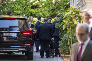 El presidente de Argentina, Javir Milei (c-d), a su llegada a la embajada de Argentina en Madrid, donde se reunirá con empresarios, este sábado. EFE/Fernando Villar
