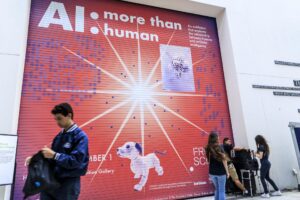 La exposición 'AI: More Than Human' del Museo Frost Science de Miami promete una mirada al futuro de la relación humana con la inteligencia artificial, la interacción con máquinas para experimentar "de primera mano" esta tecnología, el abordaje de sus dilemas éticos y su impacto ambiental. EFE/EPA/CRISTOBAL HERRERA-ULASHKEVICH