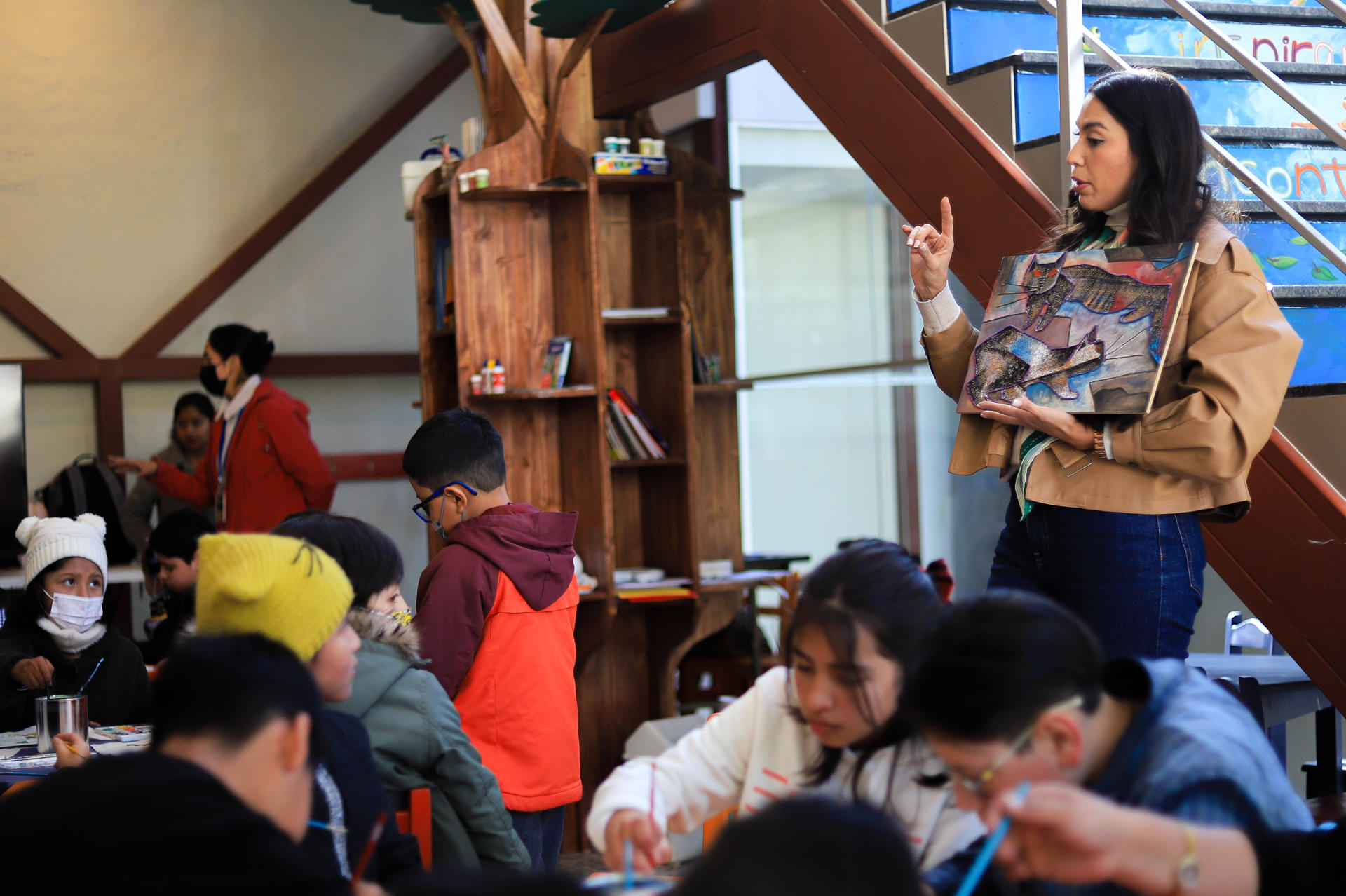 Una maestra muestra un cuadro a un grupo de niños durante un taller inclusivo de pintura organizado por el Museo Nacional de Arte (MNA) en La Paz (Bolivia). EFE/ Gabriel Márquez