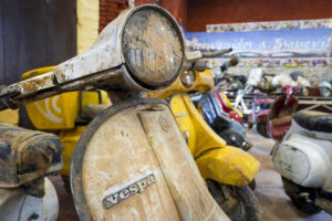Entre los muchos daños materiales que dejó la dana que afectó a la Comunidad Valenciana el pasado 29 de octubre se encuentra la colección de vespas de Álvaro Barcia, 35 motos que recorren la historia de esta marca en España y que ahora resisten al olvido en el Museo de la Moto de Esguevillas de Esgueva (Valladolid), según explica el propietario y responsable del museo, José Luis Coloma, en entrevista con la Agencia EFE. EFE/Nacho Gallego