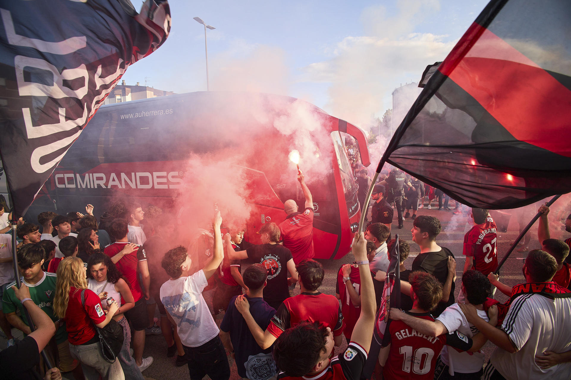 Miranda de Ebro ha vivido este jueves una tarde para el recuerdo con una localidad volcada con su equipo, el Club Deportivo Mirandés, que por primera vez disputará el 'playoff' de ascenso, logro celebrado por más de 2.000 aficionados rojillos. EFE/David Pérez